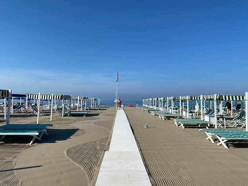 Bagno Cesare Forte Dei Marmi Prezzi Ombrellone Lettino E Sdraio