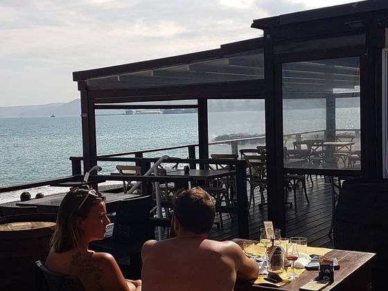 HAPPYGRILL Ombrellone Da Giardino 2,7m Con Frange - Inclinabile Con Pulsante E Manovella - Cupola Ventilata - Perfetto Per Terrazzo E Esterni