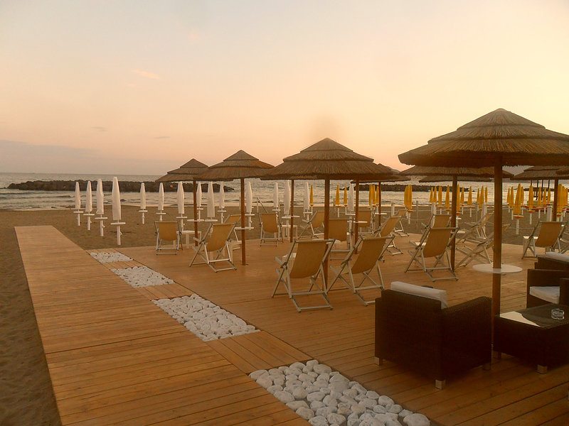 Lido Aqua Beach Bacoli prezzi ombrellone, lettino e sdraio Beacharound