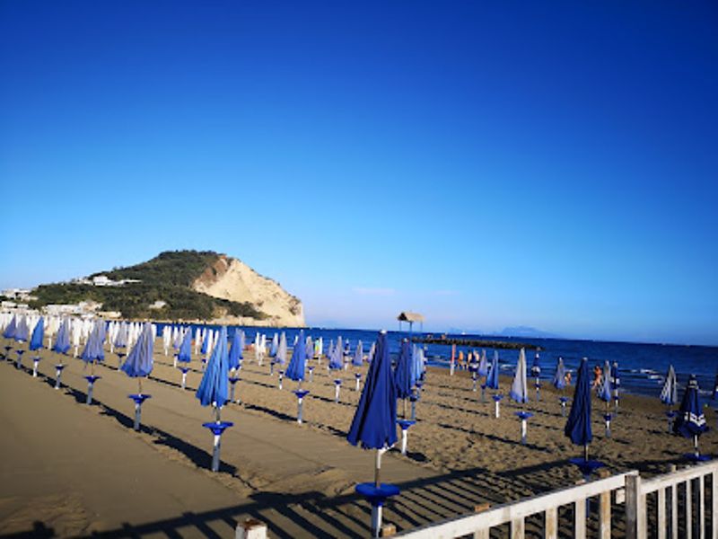 Lido Saturday Bacoli prezzi ombrellone, lettino e sdraio Beacharound