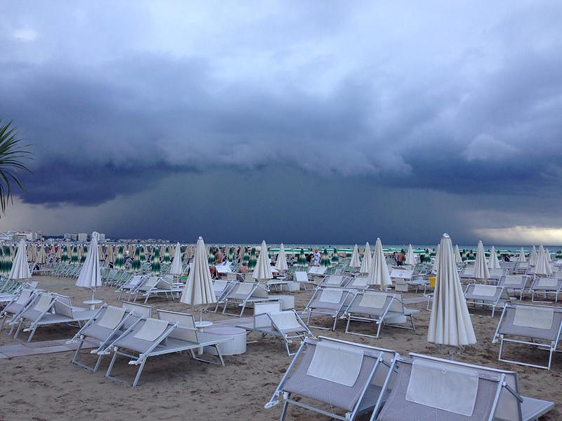 Regina Beach Cattolica prezzi ombrellone, lettino e sdraio Beacharound