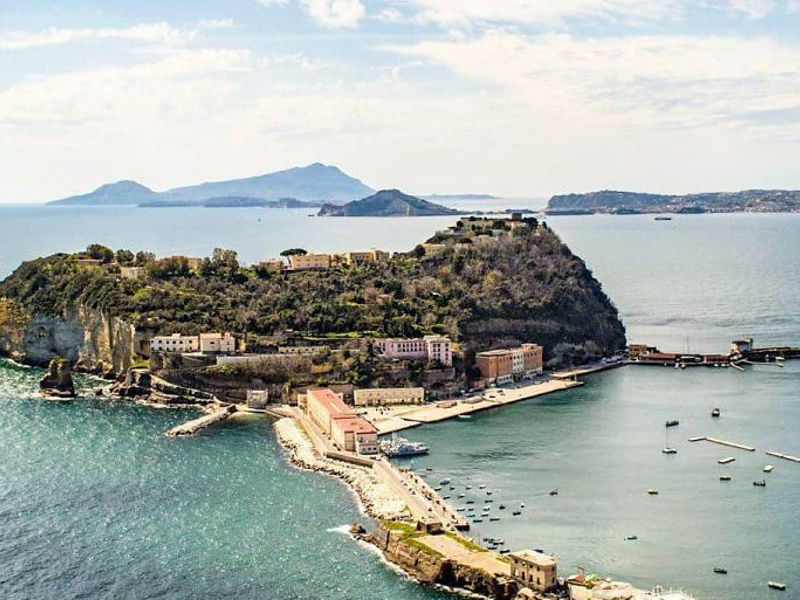 Prenota le spiagge a Isola di Nisida Beacharound