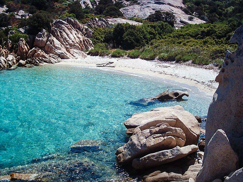 Prenota le spiagge a Cala Girgolu | Beacharound